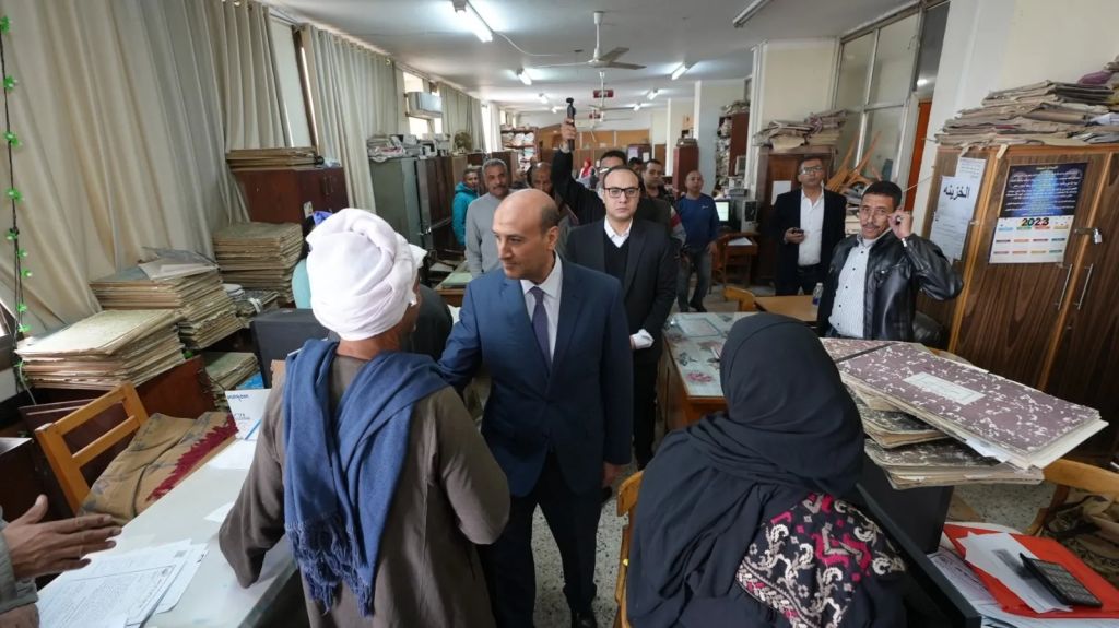 محافظ اسيوط الجديد يتفقد إدارات الديوان العام ويلتقي المواطنين ويشدد على سرعة إنجاز مصالحهم