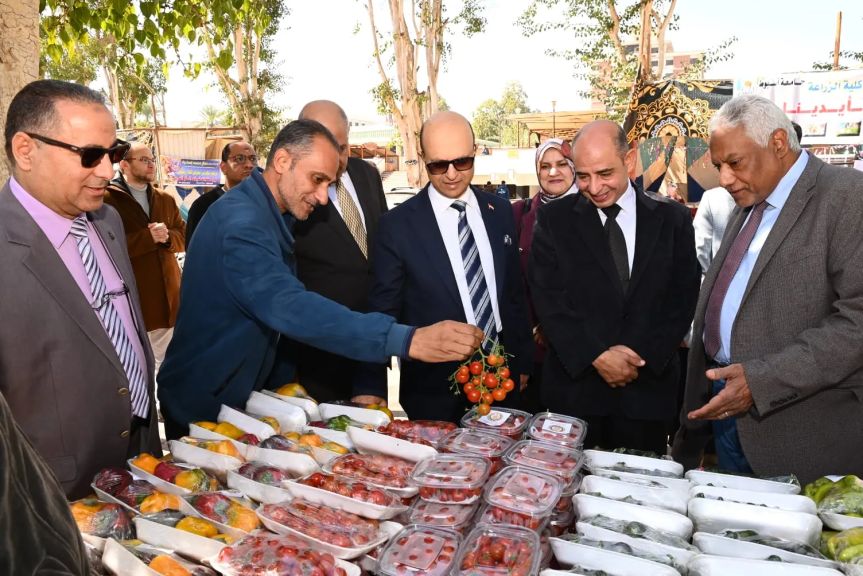 الدكتور المنشاوى يتفقد معرض《 أهلا رمضان 》بجامعة أسيوط