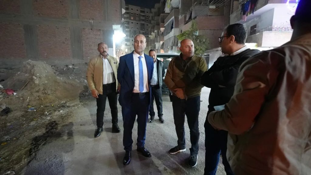 محافظ أسيوط يقود جولة مسائية مفاجئة بحى غرب ويطلق حملة مكبرة لرفع المخلفات