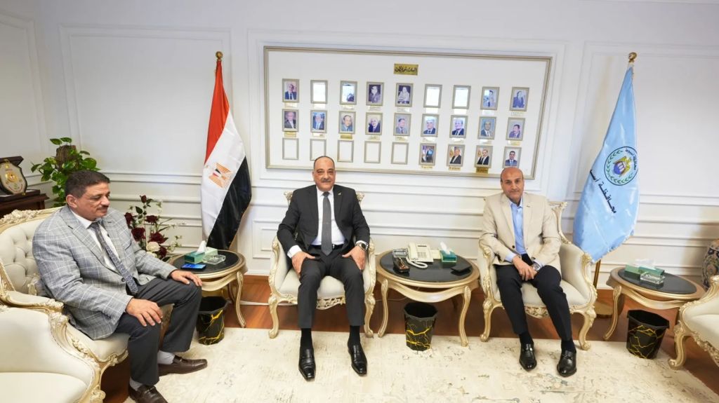 محافظ أسيوط يستقبل مساعد وزير الداخلية لمنطقة وسط الصعيد لتقديم التهنئة