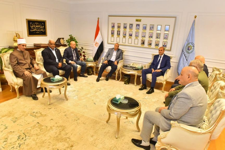 ”محافظ اسيوط” يستقبل وفد الأتحاد المحلى لنقابات العمال ويؤكد العمال شركاء أساسيون فى مسيرة التنمية