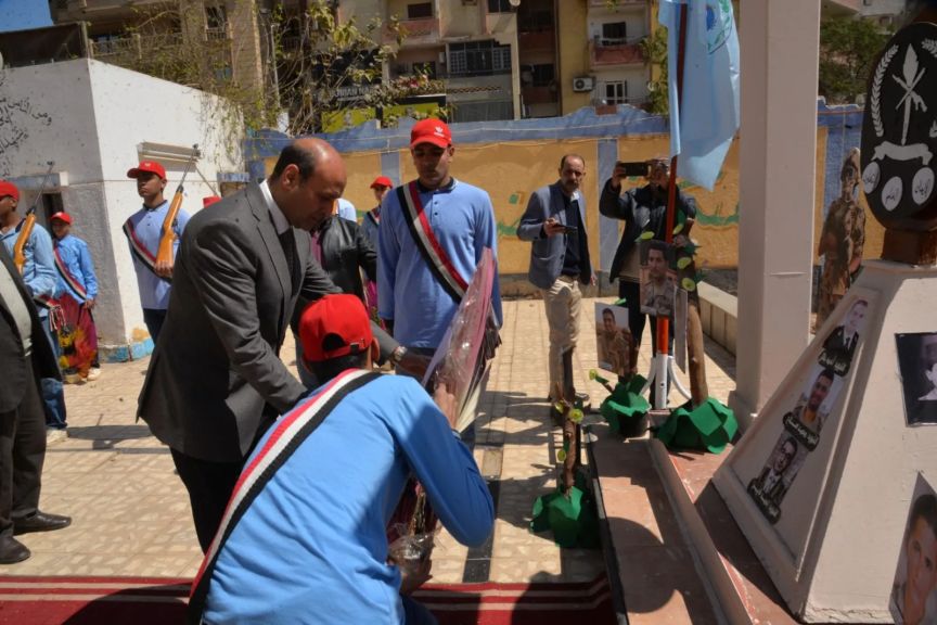 ”محافظ أسيوط” يضع إكليلا من الذهور على النصب التذكاري بمدرسة ناصر العسكرية إحياءا لذكرى يوم الشهيد