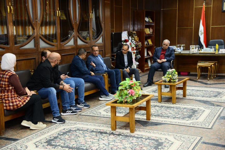 عميد كلية الطب يستقبل مساعد وزير الصحة للشئون العلاجية لبحث أوجه التعاون بين مستشفيات جامعة أسيوط ومستشفيات وزارة الصحة