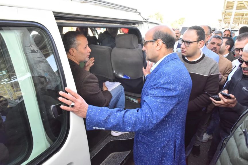 ”محافظ أسيوط” يقود  جولة  ميدانية على مواقف السرفيس ومحطات الوقود لمتابعة الألتزام بالتعريفة الجديدة ويحذر من أي مغالاة فىمحافظ أسيوط يقود جولة ميدانية على مواقف السرفيس ومحطات الوقود لمتابعة الالتزام بالتعريفة الجديدة