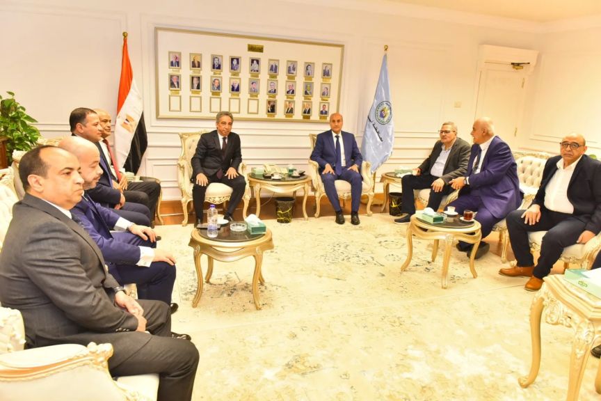 ”محافظ  أسيوط” يستقبل وفد جمعية المستثمرين ويؤكد الأستثمار شريك أساسي في تحقيق التنمية بالمحافظة