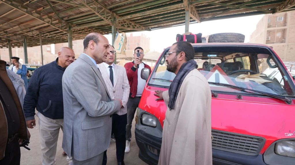 ” محافظ اسيوط” يقود حملة مفاجئة على التاكسى والسرفيس والمواقف لضبط الألتزام بالتعريفة الرسمية أستعدادا لعيد الفطر