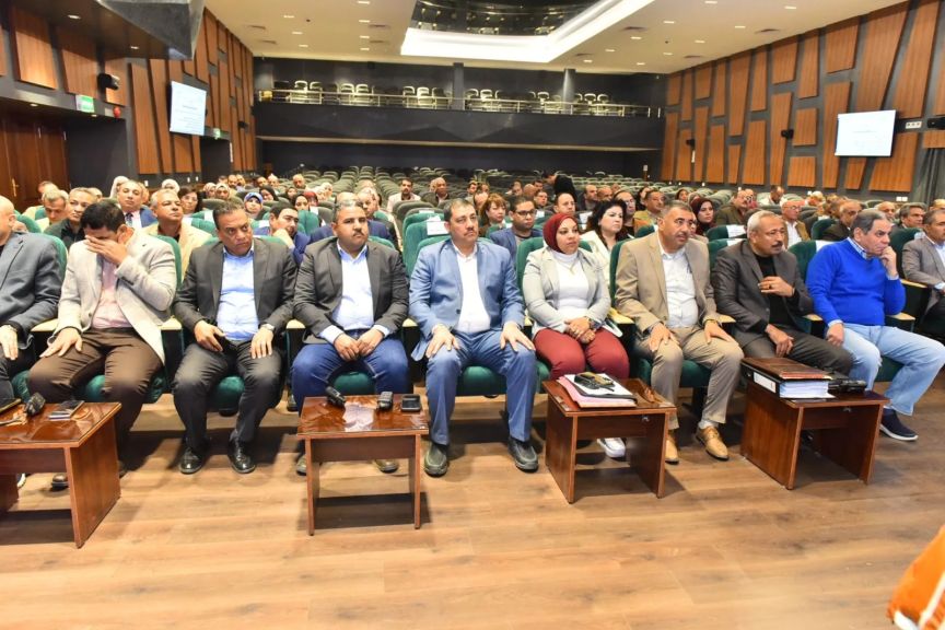 ”محافظ  أسيوط” يترأس الأجتماع الأول للمجلس التنفيذى ويوجه برقع درجة الأستعداد للعيد وضبط الأسواق