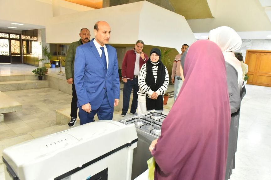 محافظ اسيوط يدعم الاولى بالرعاية بتسليم جهاز عروسة وكراسي كهربائية متحركة وسرير متكامل