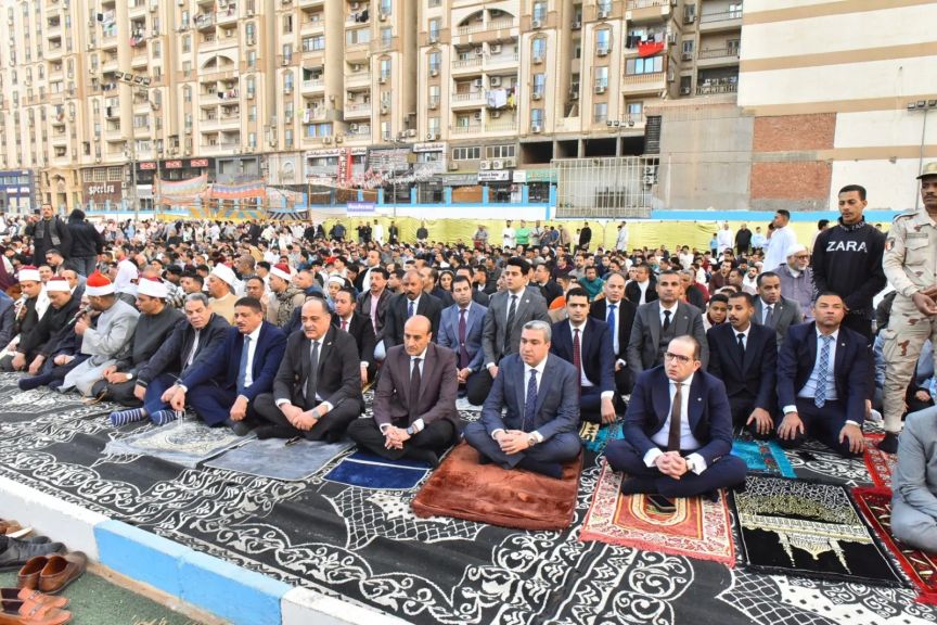 ”محافظ أسيوط” يؤدي صلاة عيد الفطر المبارك بساحة أرض الملاعب أمام ديوان عام المحافظة وسط حشد كبير من المواطنين