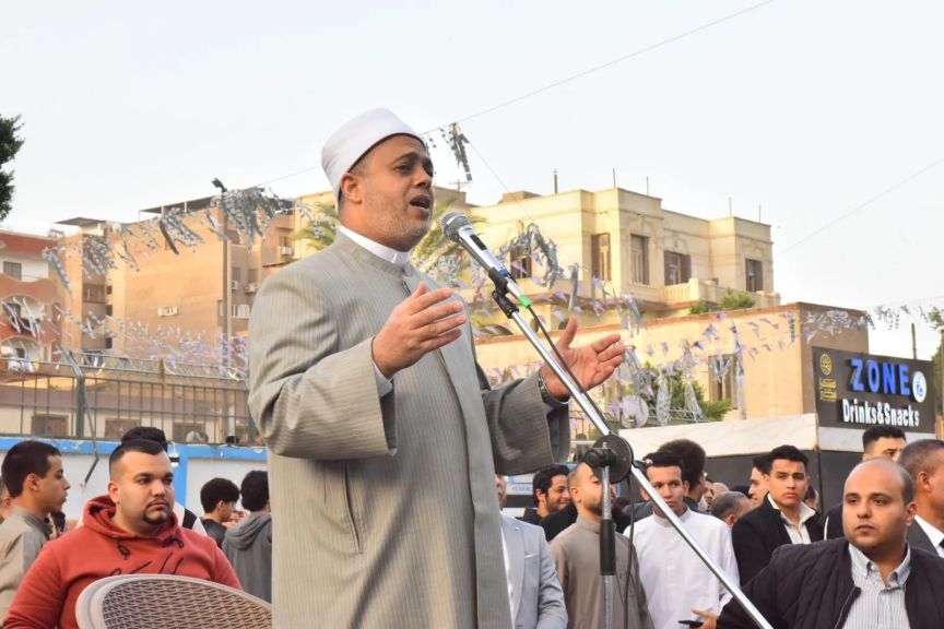 محامباركفظ أسيوط يؤدي صلاة عيد الفطر المبارك بساح أرض الملاعب أمام ديوان عام المحافظة وسط حشد كبير من المواطنين