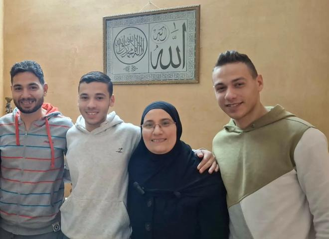 قصة كفاح أم بأسيوط تفوز بلقب الأم المثالية بعد رحلة صبر وتحدي