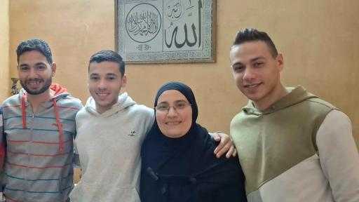 قصة كفاح أم بأسيوط تفوز بلقب الأم المثالية بعد رحلة صبر وتحدي