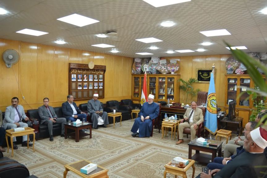 نائب رئيس جامعة الأزهر يستقبل وكيل الأزهر الشريف بمكتبه بأسيوط