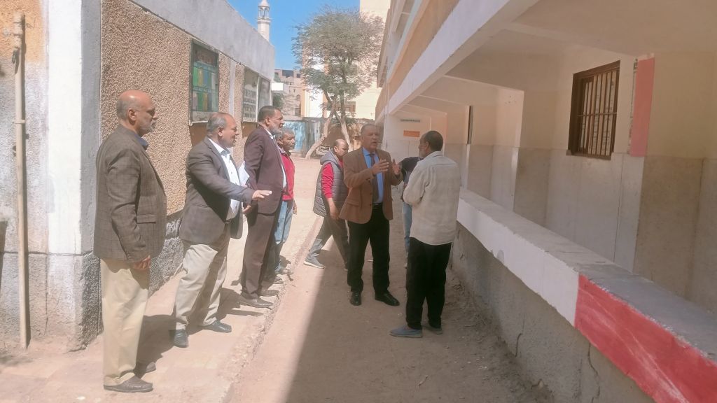 مدير تعليم أسيوط يتفقد مدارس منفلوط لمتابعة الجاهزية وجهود التخلص من آثار العواصف الترابية