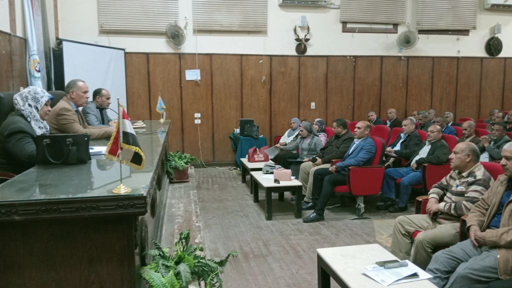 وكيل وزارة التربية والتعليم بأسيوط يعقد اجتماعا مع مديرى المدارس الثانوية لمتابعة انتظام العملية التعليمية وتعزيز جودة أداء المدارس