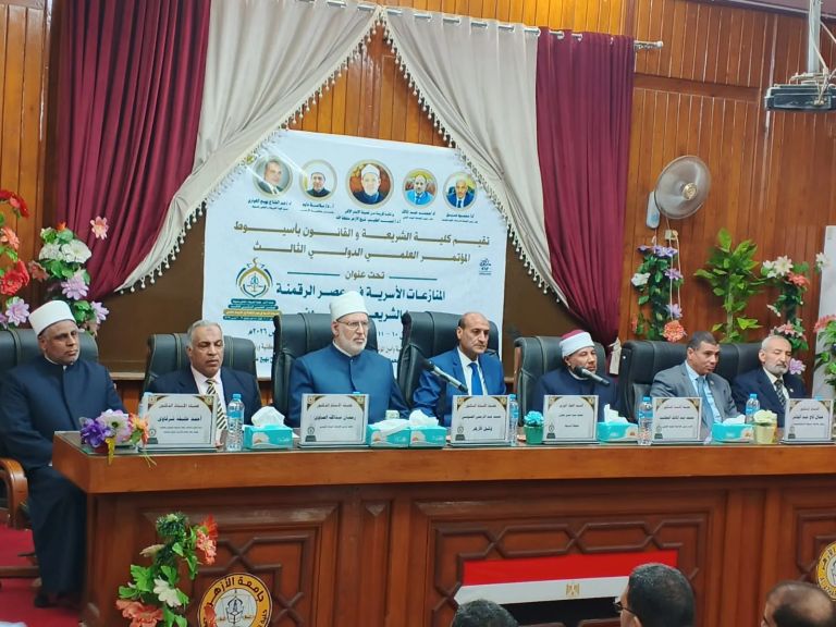 محافظ أسيوط ووكيل الأزهر يفتتحان مؤتمر «المنازعات الأسرية في عصر الرقمنة بين الشريعة والقانون»، بفرع الوجه القبلي