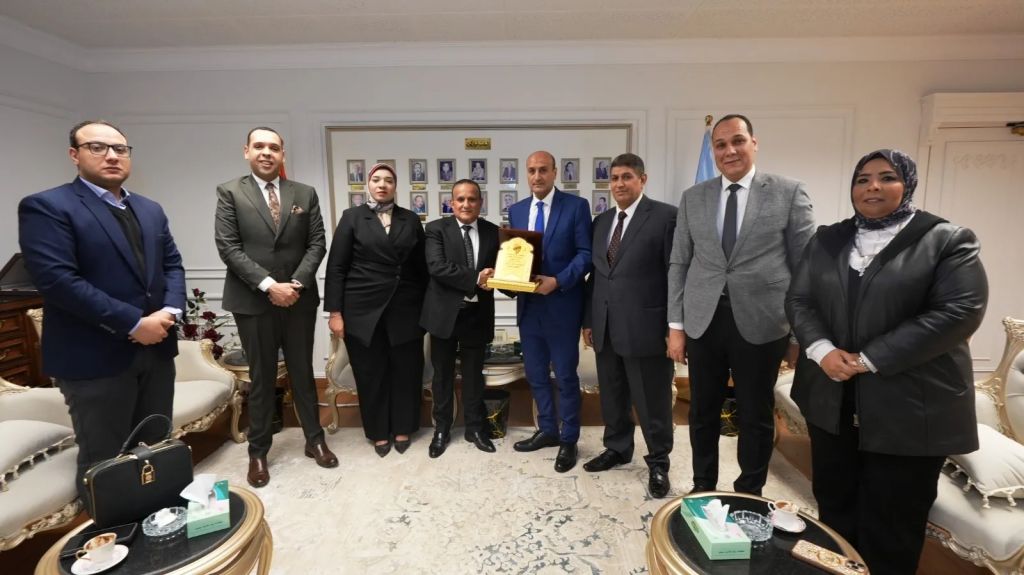 محافظ أسيوط يستقبل وفد نادي هيئة النيابة الإدارية ويؤكد تكاتف المؤسسات ركيزة أساسية لدفع عجلة التنمية