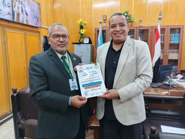 عميد كلية الشريعة والقانون بأسيوط يكرم الزميل محمود العسيري تقديرا لجهوده في تغطية مؤتمر المنازعات الأسرية في عصر الرقمنة
