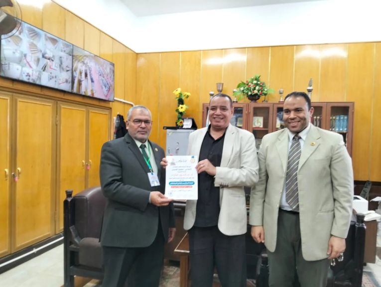 عميد كلية الشريعة والقانون بأسيوط يكرم الزميل محمود العسيرى تقديرا لجهوده في تغطية مؤتمر المنازعات الأسرية في عصر الرقمنة