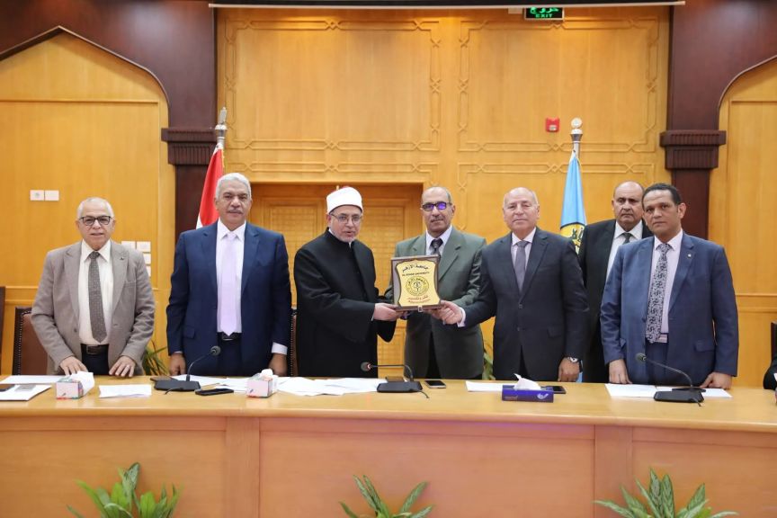 مجلس جامعة الأزهر يكرم فريق لغة الإشارة بتربية البنات  بأسيوط تقديرا لمبادرتهن المتميزة فى تقديم المحتوى والأنشطة بلغة الإشارة