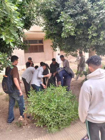 كلية العلوم بنين بأسيوط تنظم معسكر الخدمة العامة تحت شعار ”يوم لكليتي” بمشاركة طلابية واسعة