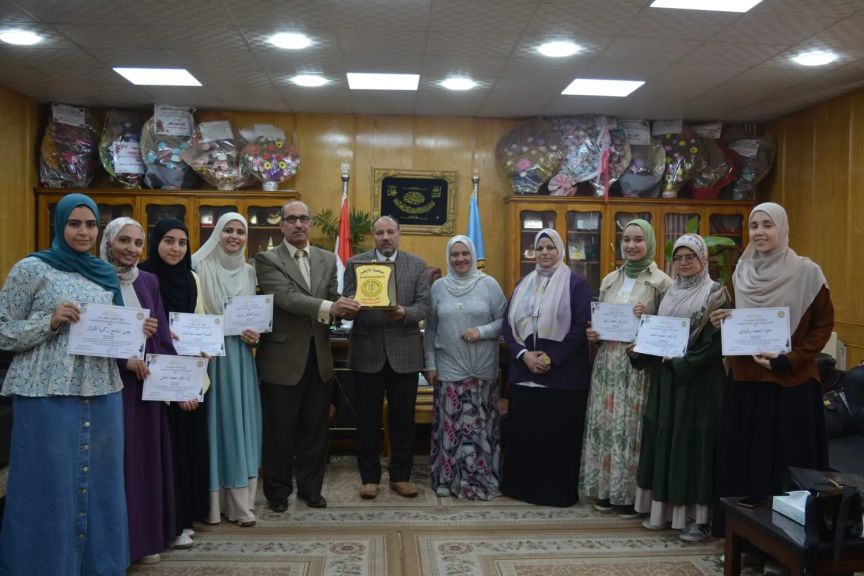 ”نائب رئيس جامعة الأزهر للوجه القبلي” يكرم فريق لغة الإشارة بتربية البتات بأسيوط تقديرا لمبادرتهن المتميزة في تقديم المحتوى والأنشطة بلغة الإشارة