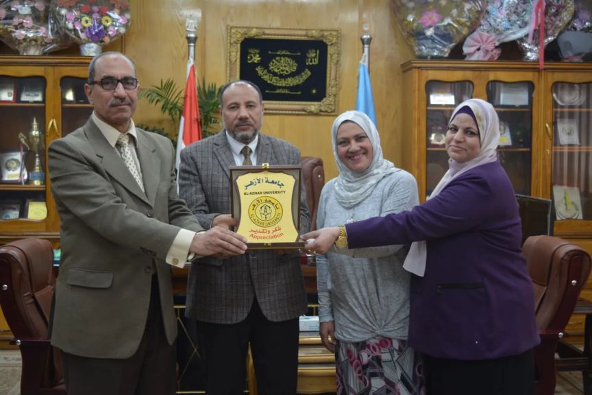 ”نائب رئيس جامعة الأزهر للوجه القبلي” يكرم فريق لغة الإشارة بتربية البتات بأسيوط تقديرا لمبادرتهن المتميزة في تقديم المحتوى والأنشطة بلغة الإشارة