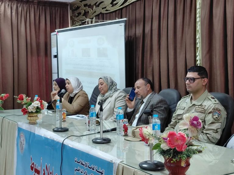 نائب رئيس جامعة الأزهر للوجه القبلى يشهد أفتتاح ندوة وسائل التكنولوجيا الرقمية وتأهيل الشباب لسوق العمل بكلية التجارة بنات بأسيوط