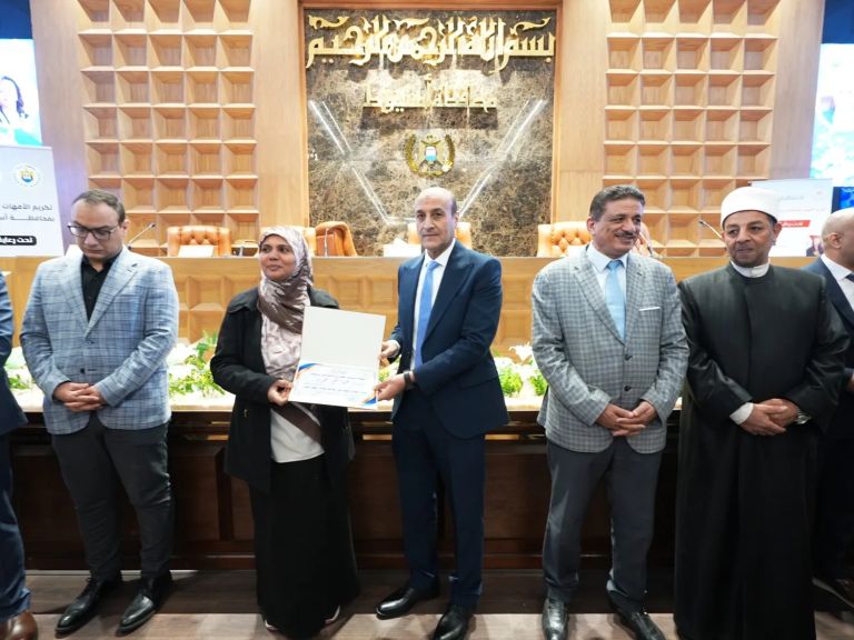 محافظ اسيوط يشهد الأحتفال بعيد الام ويكرم الأمهات المثاليات