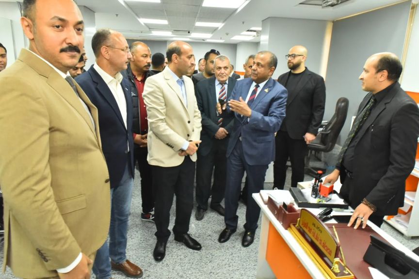 ”محافظ أسيوط” يتفقد مركز الخدمات المميز بالغرفة التجارية ويؤكد كفاءة الأداء وتيسير الإجراءات تدعم خطط التنمية