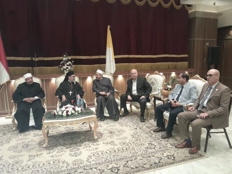 نائب رئيس جامعة الأزهر للوجه القبلى يهنئ الإخوة المسيحيين بعيد القيامة خلال زيارته لعدد من الكنائس بمحافظة أسيوط