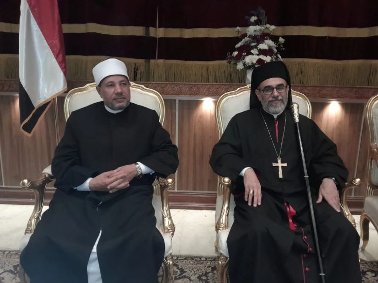 نائب رئيس جامعة الأزهر للوجه القبلى يهنئ الإخوة المسيحيين بعيد القيامة خلال زيارته لعدد من الكنائس بمحافظة أسيوط