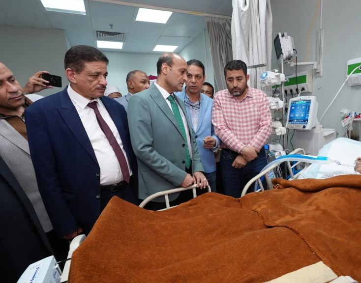 محافظ أسيوط يطمئن على رئيس قرية أم القصور بالمستشفى ويوجه بتوفير الرعاية الطبية الكاملة