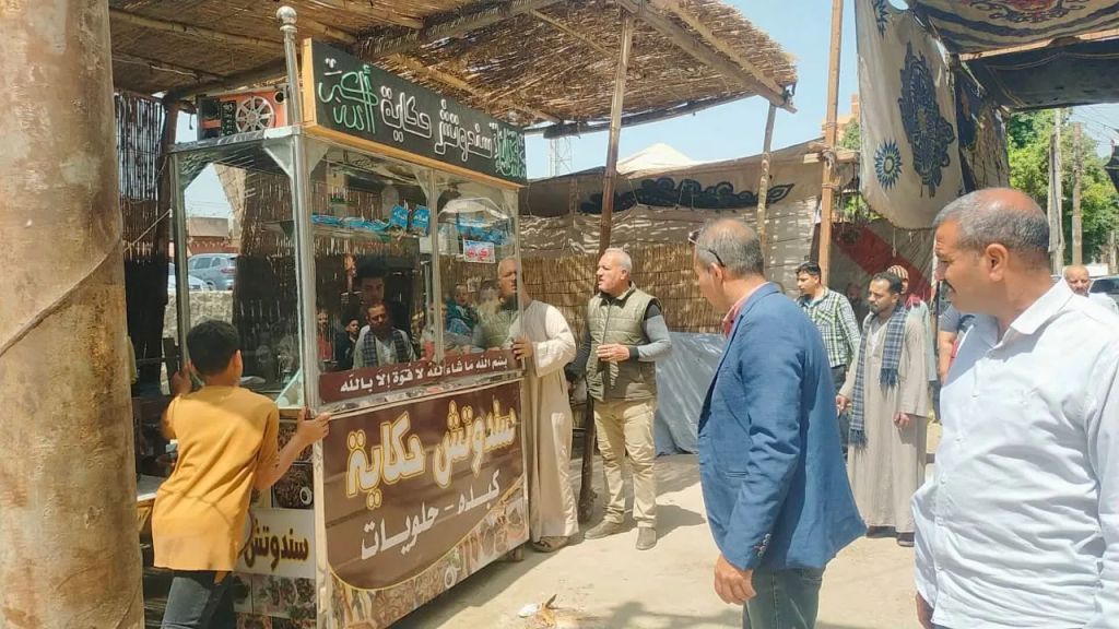 محافظ أسيوط حملات مكبرة لإزالة إشغالات الباعة الجائلين بمركز الفتح أستجابة لشكاوى المواطنين