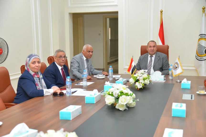 رئيس جامعة اسيوط الأهلية يعقد أجتماعا لمراجعة اللوائح الأكاديمية ومتابعة الترتيبات اللازمة لتخريج الدفعة الأولى من طلاب عدد من كليات الجامعة