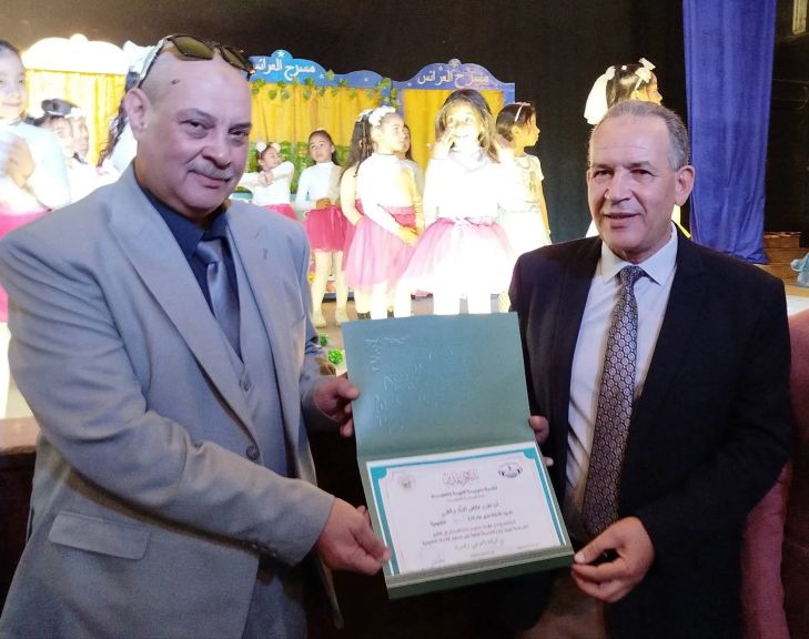 وكيل وزارة التعليم بأسيوط يكرم ”طارق الدسوقى ” لفوزه بالمركز الأول فى تحقيق أعلى نسبة توريد أرباح للمدرسة المنتجة