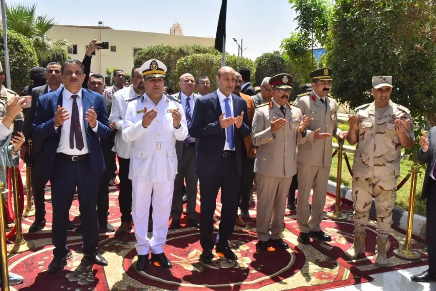 ”محافظ أسيوط” يضع إكليلا من الزهور على النصب التذكاري لشهداء بنى عدي بمشاركة قيادات عسكرية وأمنية أحتفالا بالعيد القومي