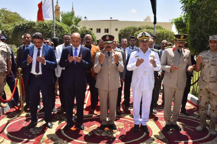 ”محافظ اسيوط” يضع إكليلا من الزهور على النصب التذكاري لشهداء بنى عدى بمشاركة قيادات عسكرية وأمنية أحتفالا بالعيد القومي