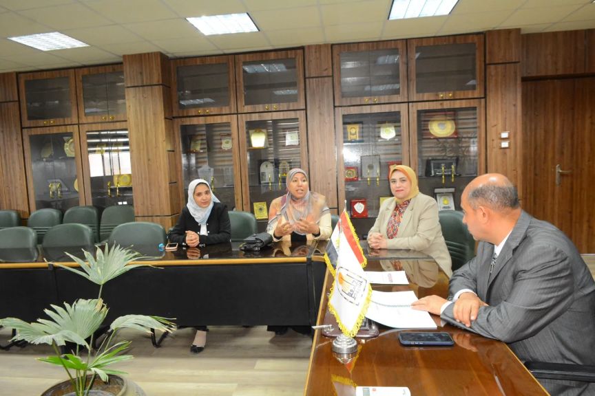 ”جامعة أسيوط” تستعرض تقرير مبادرة البصمة الكربونية لكلية التربية للعام المالي 2024 _ 2025