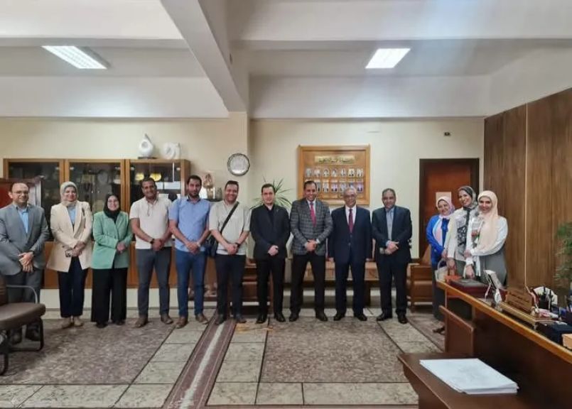 وكيل وزارة الصحة بأسيوط يترأس وفدا لتهنئة عميد تجارة أسيوط بتجديد الثقة