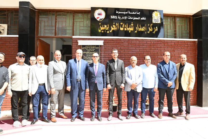 الدكتور المنشاوى يفتتح مركز إصدار شهادات الخريجين بجامعة أسيوط داخل مجمع الخدمات المركزي