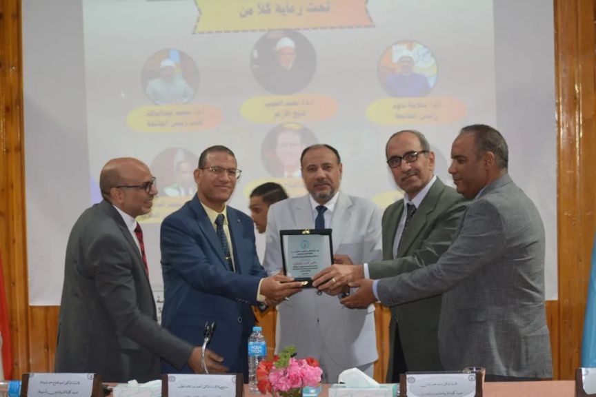 نائب رئيس جامعة الأزهر للوجه القبلي يشهد حفل ختام الأنشطة الطلابية ويكرم الأوائل بكلية التربية للبنين بأسيوط