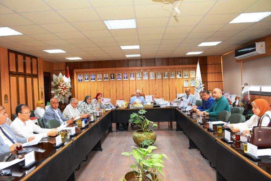 مجلس شئون التعليم والطلاب بجامعة أسيوط يناقش تطوير البرامج الدراسية  وإنشاء برامج جديدة بنظام الساعات  المعتمدة