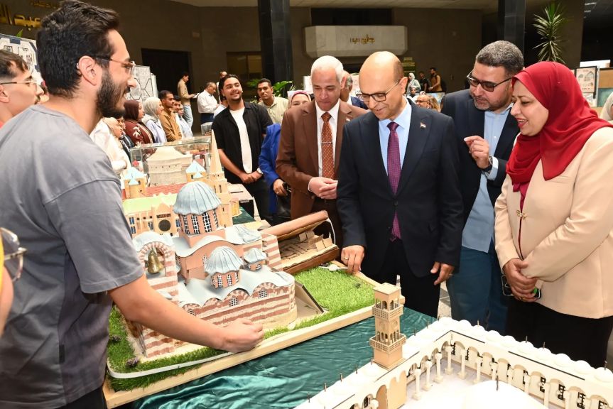”الدكتور المنشاوي” يفتتح المعرض الفني السنوي لطلاب قسمي الديكور والعمارة بكلية الفنون الجميلة بجامعة أسيوط