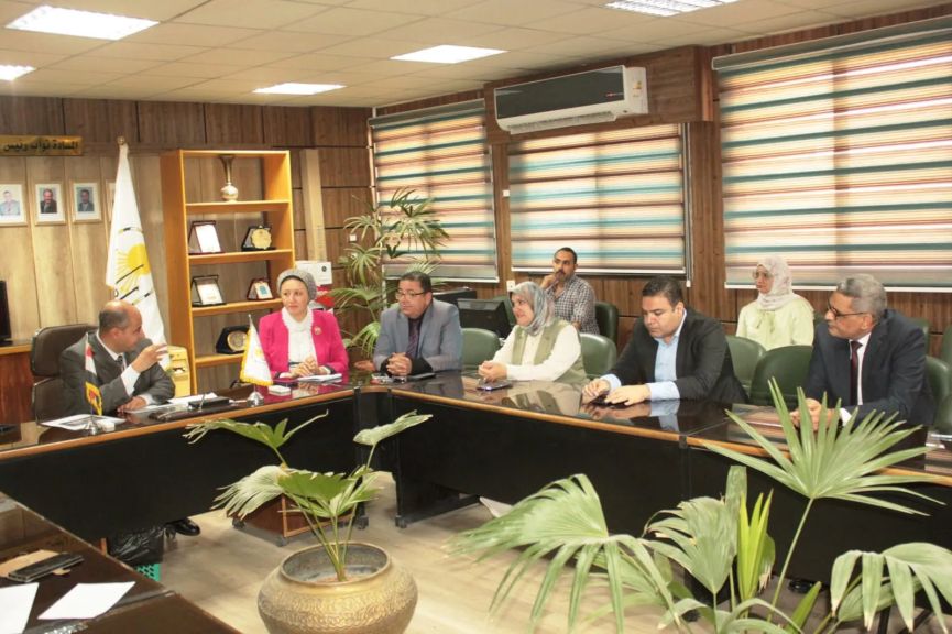 مركز تسويق الخدمات الأجتماعية بجامعة  أسيوط يناقش تطوير آليات التسويق الأكتروني وتعظيم الأستفادة من الخبرات العلمية بالجامعة