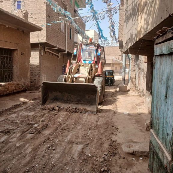 محافظ أسيوط يوجه بمواصلة تمهيد الطرق ورفع المخلفات بقرى صدفا لتحسين الخدمات