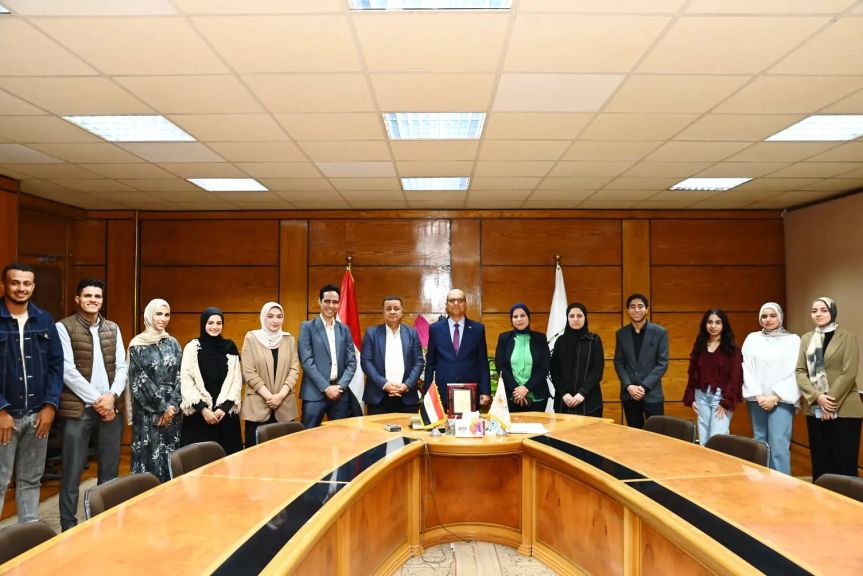 الدكتور المنشاوي يحتفي بفوز طلاب قسم الإعلام بجامعة أسيوط في مهرجان الشروق العاشر لإبداعات طلاب الإعلام ويؤكد دعم الجامعة للتميز والإبداع الطلابي في مختلف المجالات  استقبل الدكتور أحمد المنشاوي، رئيس