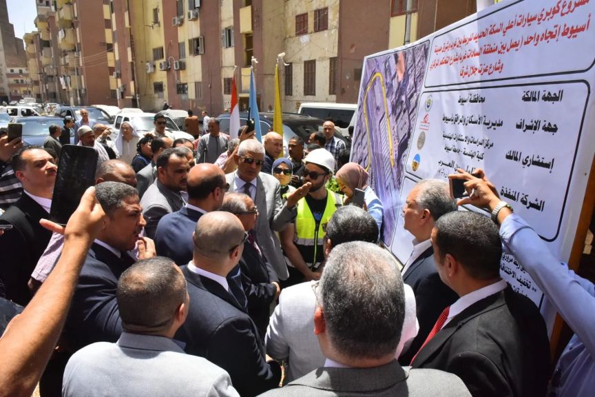 محافظ أسيوط يضع حجر الأساس لكوبري سيارات جديد أعلى السكة الحديد بمنطقة السادات لربط شرق وغرب المدينة وتقليل الاختناقات المرورية