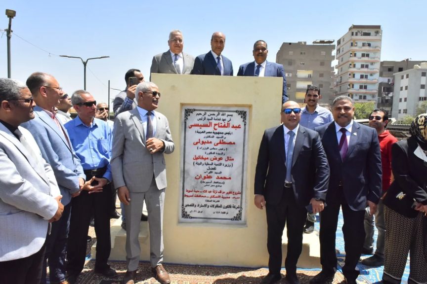ضمن احتفالات المحافظة بعيدها القومي  محافظ أسيوط يضع حجر الأساس لتطوير مجمع مواقف نزلة عبد اللاه بحي شرق والمنطقة المحيطة بتكلفة 235 مليون جنيه