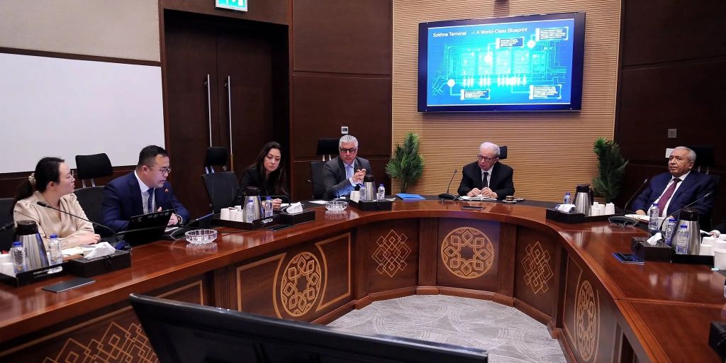 ياسر عمر عضو مجلس النواب السابق يشارك في اجتماع بمجلس الوزراء لبحث مشروعات استثمارية كبرى مع شركات صينية